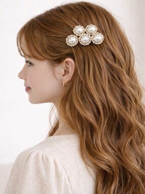 Francesca’s Collections Pearl and Rhinestone Hair Clip